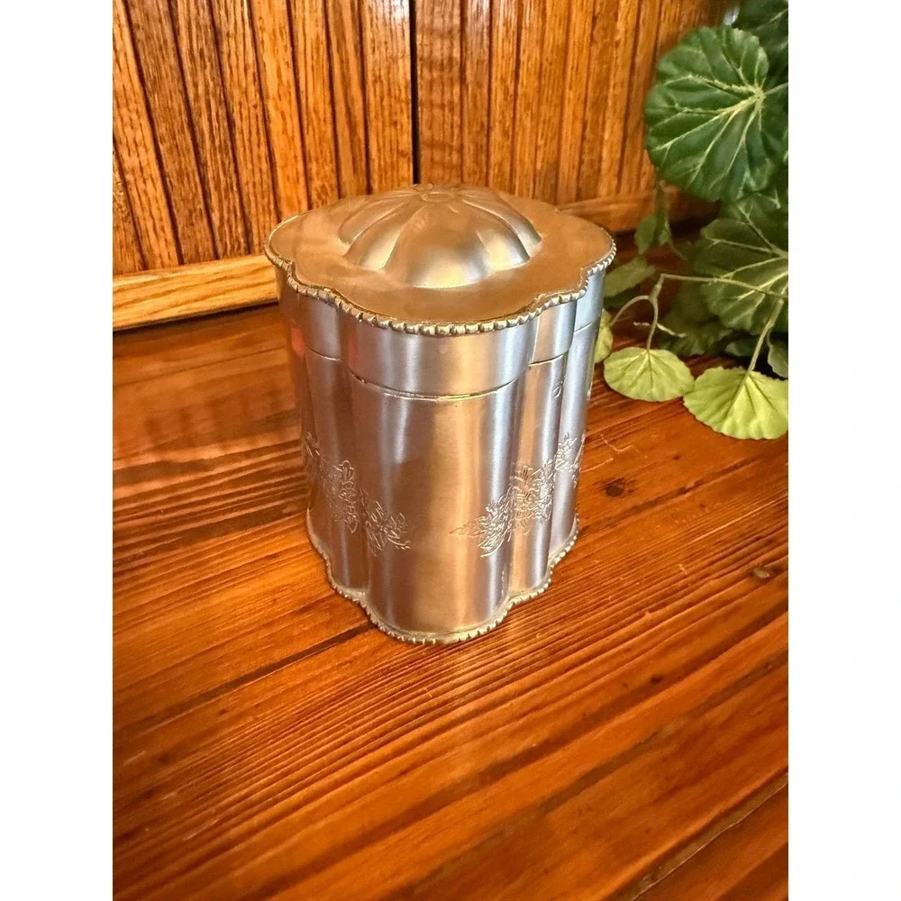 Tea Caddy Canister Unisex OS Silver Excellent Engraved Scalloped Metal